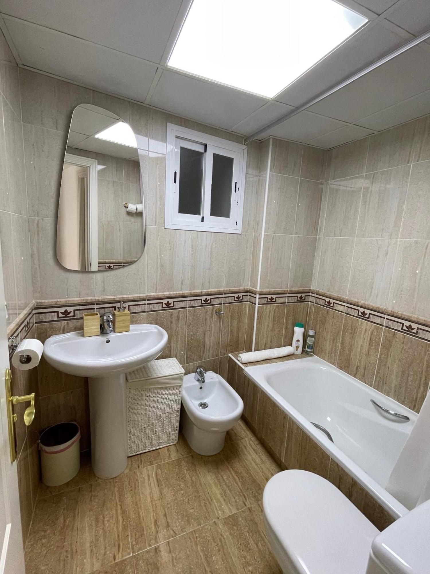 A 5 Min Estacion De Tren- Patio-parking Y Playa Appartement